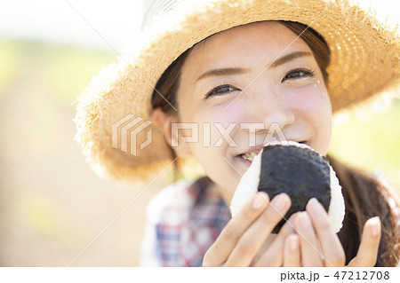 おにぎり 食べるの写真素材