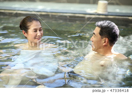 温泉 混浴 夫婦 入浴の写真素材