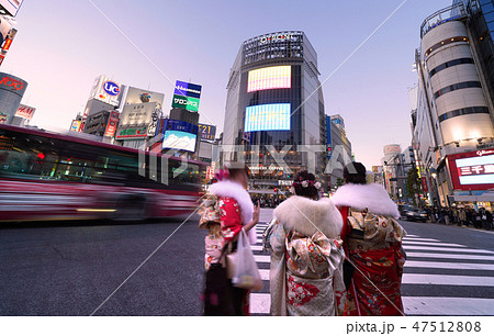 東京 夕暮れ 商店街 綺麗の写真素材