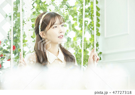 ロングスカート 座る 人物 正面の写真素材