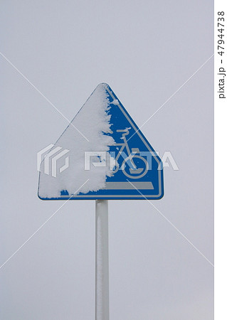 自転車横断帯の写真素材