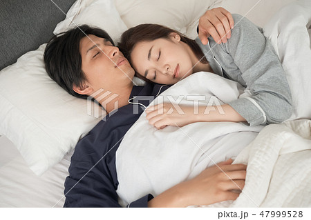 腕枕の写真素材