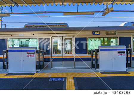 ホームドア 電車 ホーム 駅の写真素材