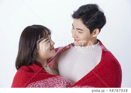 ひざ掛け ブランケット カップル 二人の写真素材