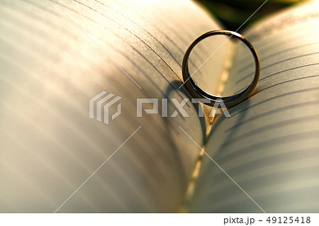 指輪 ハート 辞書 本の写真素材