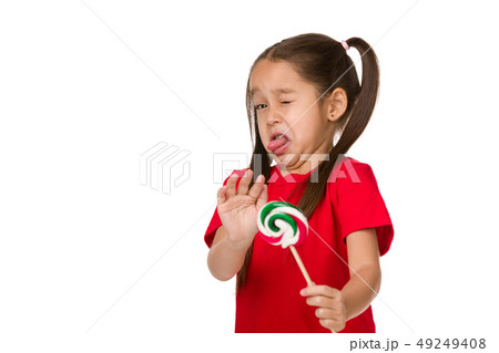 キャンディーを持つ子供の手の写真素材