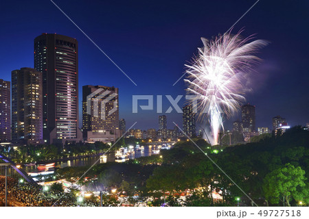 天神祭 花火 人混み 大阪の写真素材