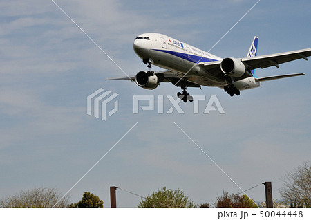 飛行機 プロペラ機 離陸 Jalの写真素材