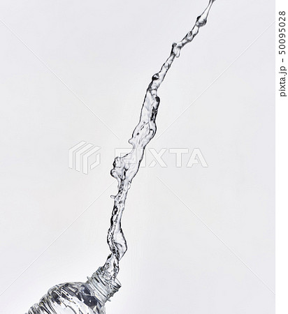 ペットボトル 水 水滴 弾けるの写真素材