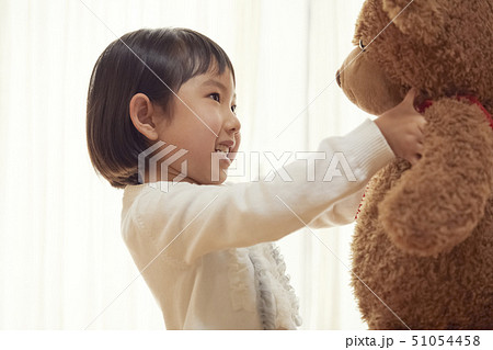 ぬいぐるみ 女の子の写真素材
