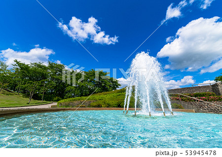 噴水 きれい 噴水 夏 水 湖 噴水 きれい 涼しいの写真素材