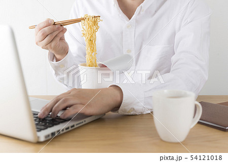 カップラーメン 昼飯 カップ麺 パソコンの写真素材