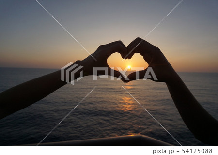 手 ハート 海 晴れの写真素材