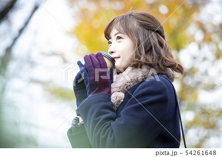 女性 横顔 日本人 マフラーの写真素材