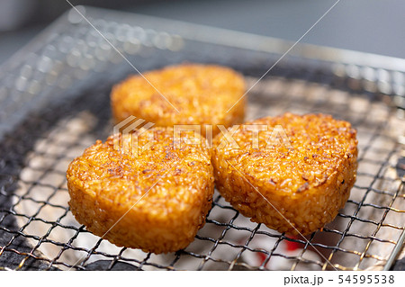焼きおにぎり 焼きおむすび 焼おにぎり q q バーべキュー 七輪 炭 備長炭の写真素材