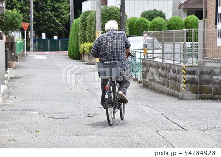 サイクリング 自転車 男性 後ろ姿の写真素材