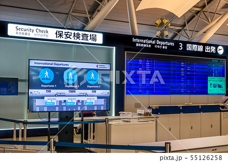 空港 ターミナル 電光掲示板 関西国際空港の写真素材