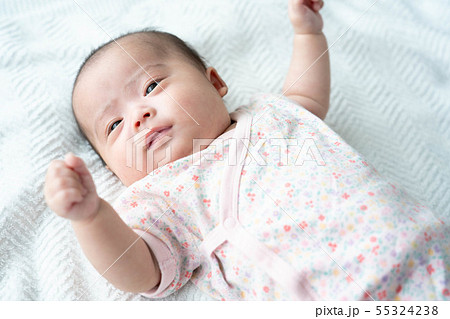 生後2ヶ月 赤ちゃん 人物 かわいいの写真素材