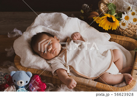 男の子 赤ちゃん 新生児 生まれたての写真素材