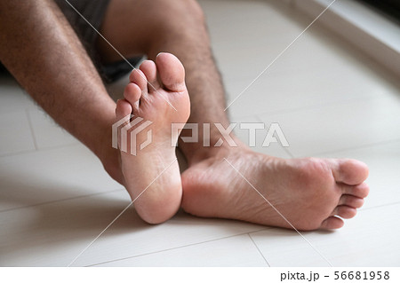 男性 足 足元 裸足の写真素材