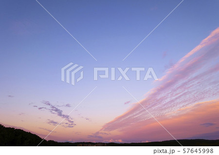 雲 ピンクの雲 夕焼け 入道雲の写真素材