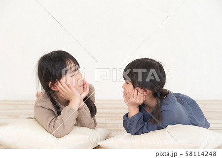 人物 子供 頬杖 寝転がるの写真素材