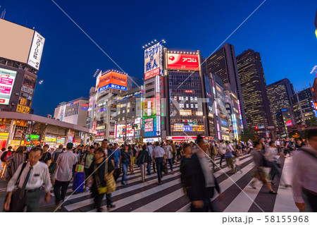 繁華街 人混み 新宿西口の写真素材