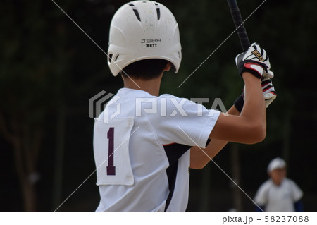 野球 バッター 後ろ姿 ユニフォームの写真素材