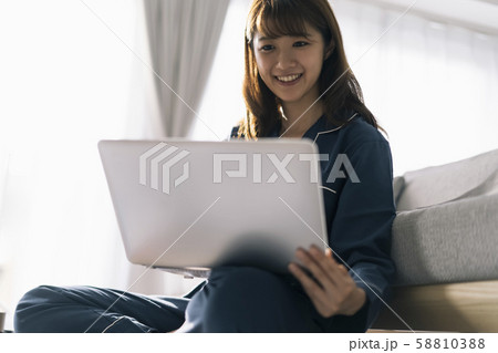 女性 フリーランス パソコン パジャマの写真素材