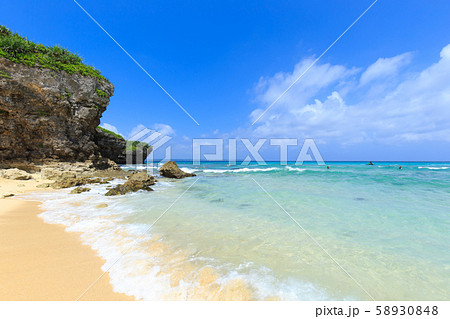 波打ち際 海 砂山 空の写真素材 Pixta