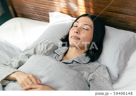 女寝姿の写真素材