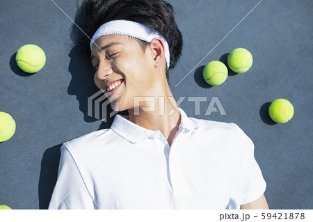 男性　スポーツ　テニス