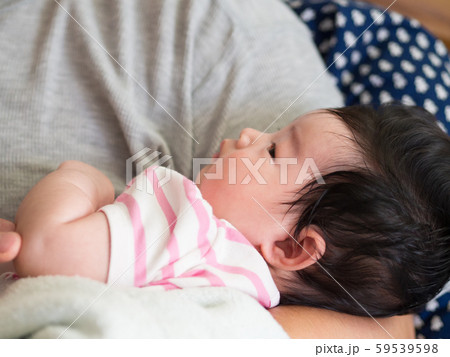 赤ちゃん 新生児 横顔 アップの写真素材