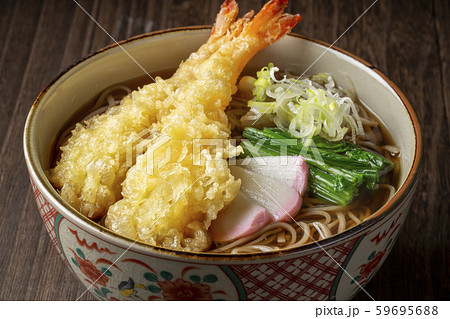天ぷらそば ほうれん草 葱 かまぼこの写真素材 天ぷらそば ほうれん草 葱 かまぼこの写真素材
