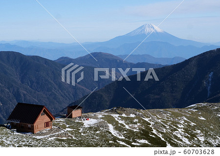 小河内岳避難小屋の写真素材