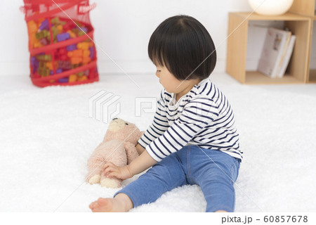 ぬいぐるみ 抱っこ 人物 子供の写真素材