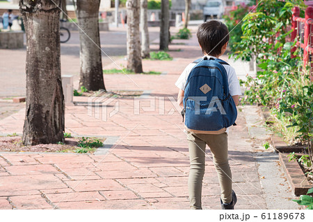 子供 男の子 背負う リュックサックの写真素材