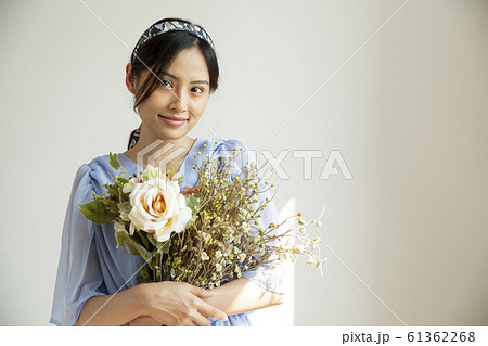 女性 花束 抱える 花の写真素材 Pixta