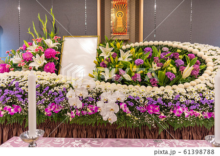 棺桶 お供え 葬式 棺 生花 花の写真素材