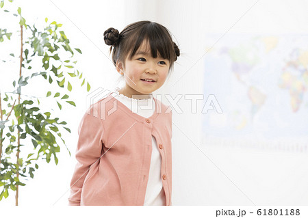 可愛い 子供 笑顔 女の子の写真素材