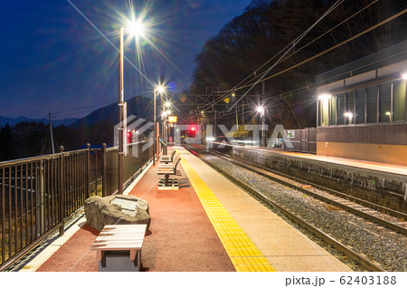 夜 駅 ベンチ ホームの写真素材