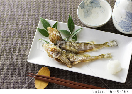 ハタハタ はたはた 焼き魚 箸の写真素材