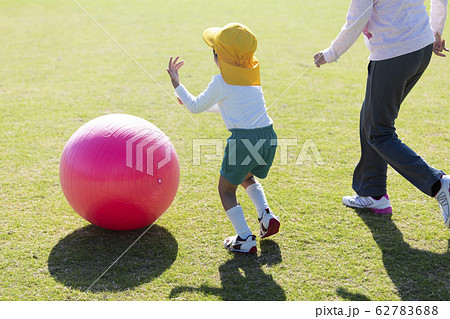 男の子 ボール遊び バランスボール 子供の写真素材