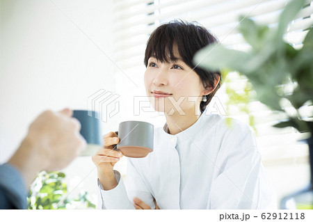 手 カップ マグカップ 持つの写真素材