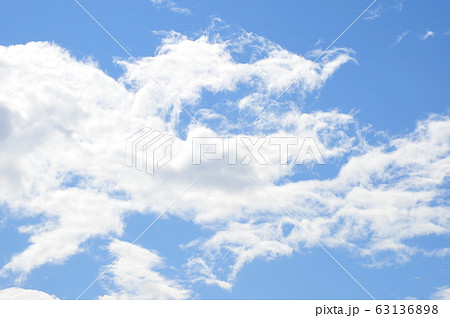 千切れ雲の写真素材