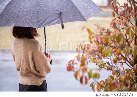 女の子 寂しい 後姿 悲しいの写真素材