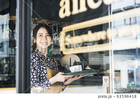 女性 かわいい カフェ 店員の写真素材