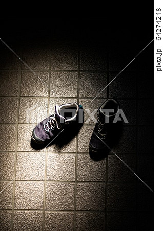 脱ぎ捨てた 靴の写真素材 - PIXTA