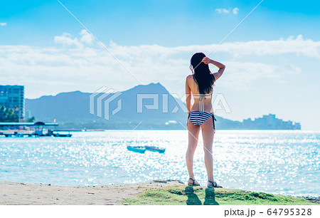 水着 海 女性 後ろ姿の写真素材