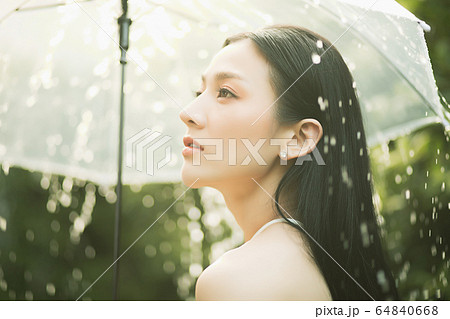 雨 傘 梅雨 美しいの写真素材